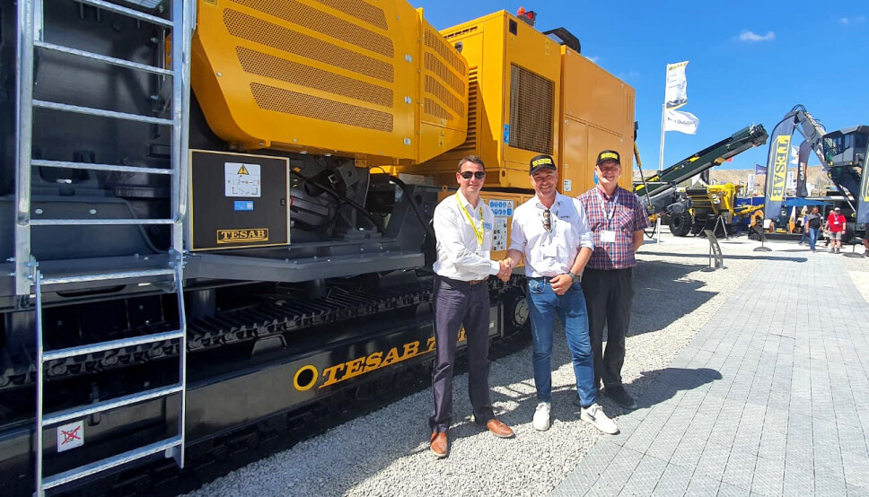 Fra venstre: Daglig leder Claus Leite i Kiesel Norge, dealer manager Leon Connoly (Tesab og Lippmann) og ettermarkedsleder Bård Skuterud i Kiesel Norge.