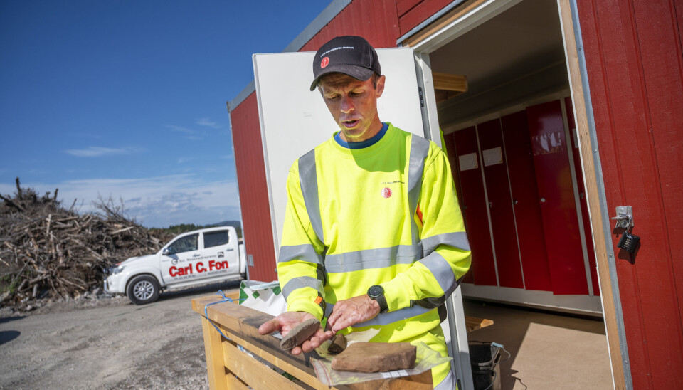 FUNN: Mange av tingene som Gaute Reiten og hans kollegaer finner, er små. Men en god del er også store, som for eksempel økser og slipesteiner.