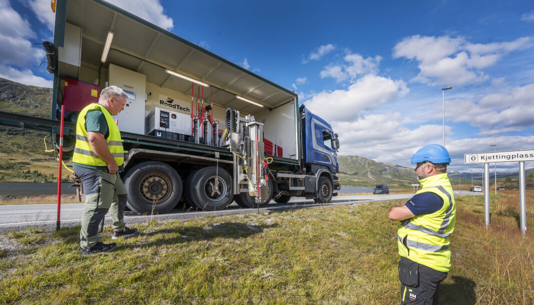FØRSTE: Både gründer Peder Strømsvåg i RoadTech og avdelingsleder Robert Brenden i Presis Vegdrift følger spent med når de første stikkene skrus ned på E16 over Filefjell. FØRSTE: Både gründer Peder Strømsvåg i RoadTech og avdelingsleder Robert Brenden i Presis Vegdrift følger spent med når de første stikkene skrus ned på E16 over Filefjell.
