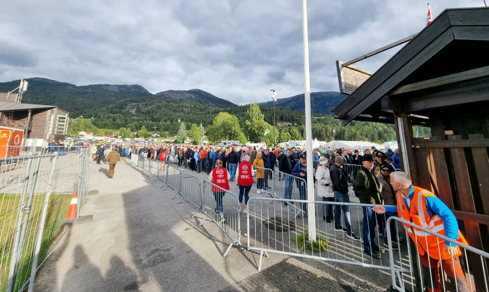 DYRSKU'N: Nå er det endelig Dyrsku'n igjen. Køen fredag morgen var lang, og det er stor interesse for det tradisjonsrike arrangementet i Seljord.