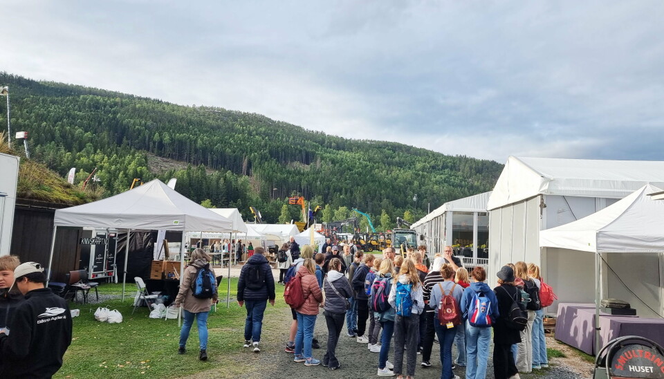 I GANG: Folk på vei til de mange standene!