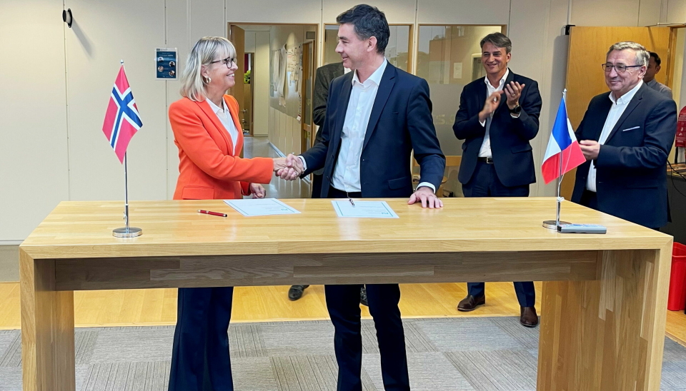 Kontrakten ble signert av Anette Aanesland, administrerende direktør i Nye Veier og Guillaume Sauvé, President Eiffage Génie Civil. Foto: Nye Veier