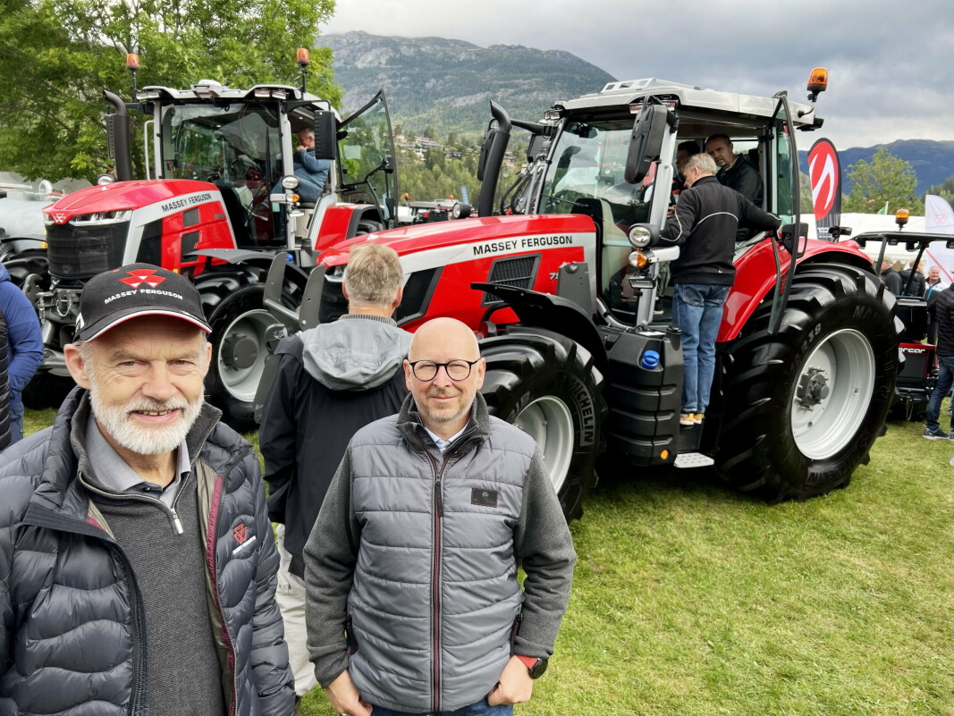 JUBILEUM: Produktsjef Ole Jakob Rustad (t.v.) og salgssjef Gard Molvig for Massey Ferguson hos Eiksenteret med den nye MF-traktoren i 7-serien bak seg. Hele ni Massey-modeller fra 40 hk til 305 hk var på Standen til Eiksenteret. JUBILEUM: Produktsjef Ole Jakob Rustad (t.v.) og salgssjef Gard Molvig for Massey Ferguson hos Eiksenteret med den nye MF-traktoren i 7-serien bak seg. Hele ni Massey-modeller fra 40 hk til 305 hk var på Standen til Eiksenteret.