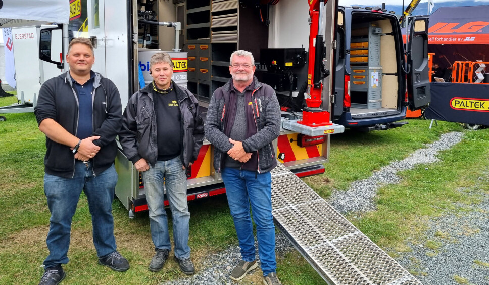 Fra venstre: Jon Kristoffer Ellingsen (selger MAN), Tom Kvesetberg (Entrac) og Hans V. Stangeland (salgssjef Paltek).