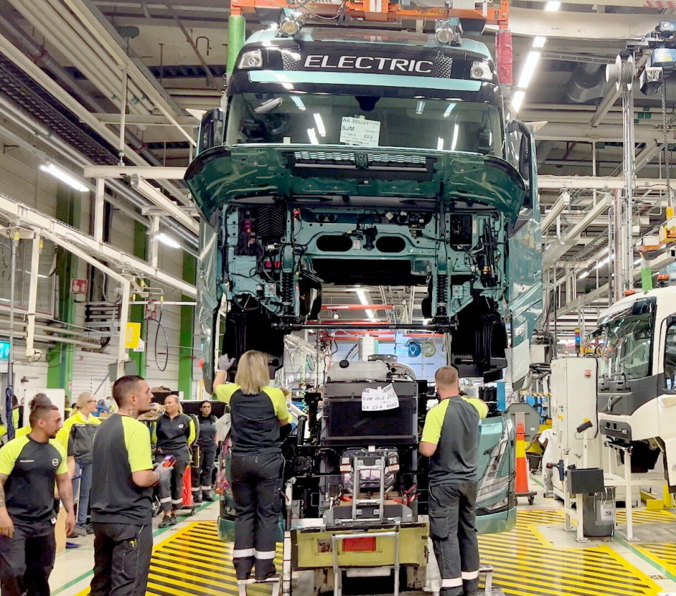 I GANG: Nå går startskuddet for serieproduksjon av seks elektriske Volvo Trucks-modeller.