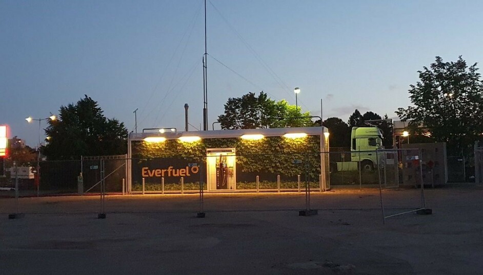 Stasjonen ligger i Nedre Kalbakkvei 96.