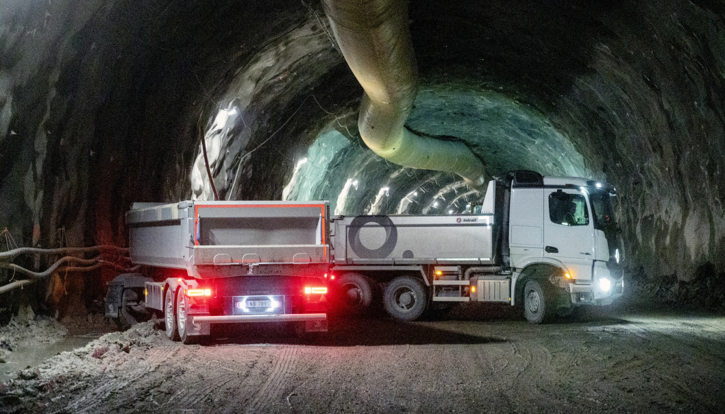 SNUR: Grøftene på hver side av tunnelen i Moss gjør at Hans Raasok rygger tilbake noen meter for å tverre sin modulhenger. Han er den første som kjører med modulvogntog i tunnel i Norge.