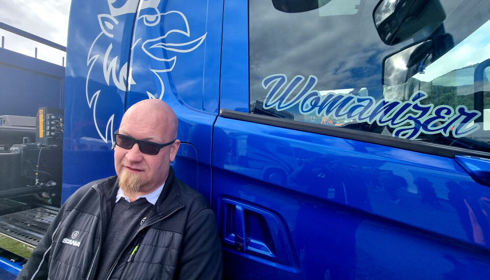 Lastebilsjåfør Bjørn-Erik Lier (Lier'n) og den nye elektriske Scania-lastebilen på med tilnavnet Womanizer på Dyrsku'n.