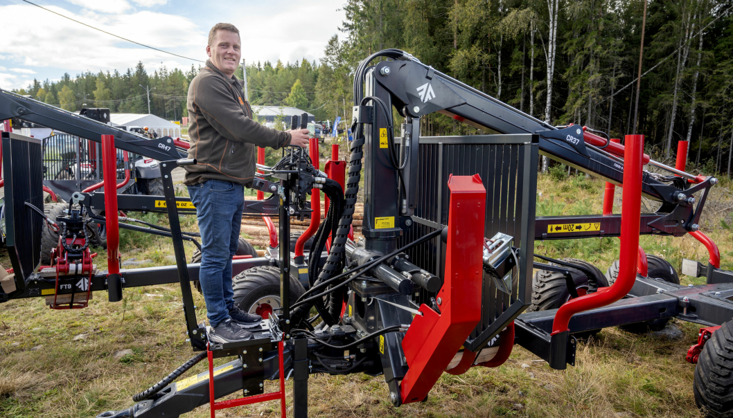 HENGER: Mange er lystne på tømmerhengerne fra Farmi som Joar Lund i Sisu Produkter selger.