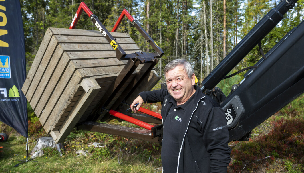 SIKKERT: Svenn Hanstensrud i Vreten Norge med den nye kassetipperen. SIKKERT: Svenn Hanstensrud i Vreten Norge med den nye kassetipperen.