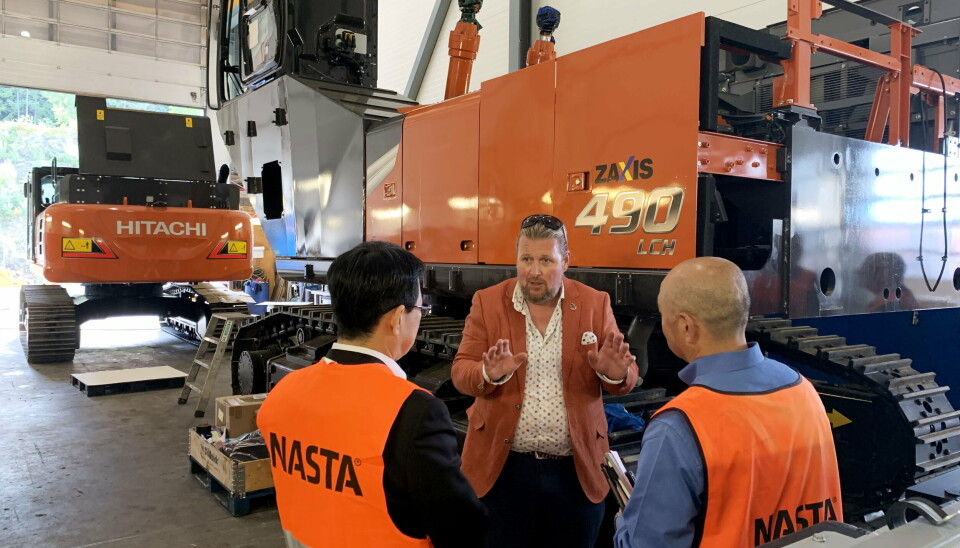 INTERESSERT: Nastas Sjur Wethal i diskusjon med et par fra Hitachi om utslippsfrie maskiner. INTERESSERT: Nastas Sjur Wethal i diskusjon med et par fra Hitachi om utslippsfrie maskiner.