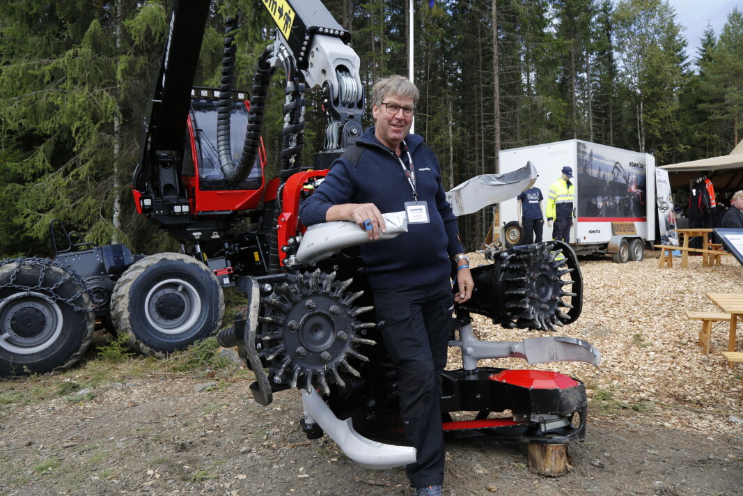 GROVT VIRKE: Hogstaggregatet C164 er grovkalibret til Komatsu Forest, og Erik Øverbø har god plass i midten. GROVT VIRKE: Hogstaggregatet C164 er grovkalibret til Komatsu Forest, og Erik Øverbø har god plass i midten.