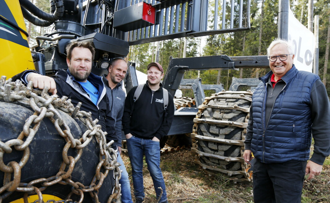 TESTPILOT OG KUNDE: De tre karene fra TSF Skogavvirkning AS, Kristian Temte (eier), Øystein Semmen (eier) og Christer Synstelien (maskinfører) sammen med Tom Petter Olsen fra Nøsted&. Maskinen er kledd med kjettinger og belter fra Nøsted&. TESTPILOT OG KUNDE: De tre karene fra TSF Skogavvirkning AS, Kristian Temte (eier), Øystein Semmen (eier) og Christer Synstelien (maskinfører) sammen med Tom Petter Olsen fra Nøsted&. Maskinen er kledd med kjettinger og belter fra Nøsted&.