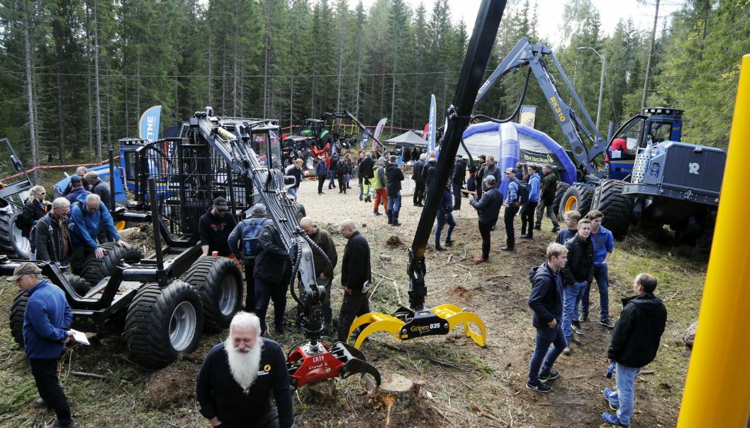 DEL AV NOE STØRRE: Standen til Skogteknikk AS var full av skogsmaskiner fra Rottne og Vimek. Bak skimtes standen til Akershus Traktor som eier 70% av Skogteknikk.