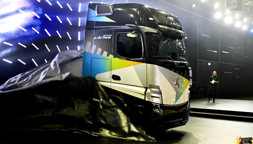 Avduking av Mercedes-Benz eActros LongHaul på pressekonferansen til Daimler Truck på IAA i dag. TO ÅR: I 2024 vil Mercedes-Benz starte serieproduksjonen. Den skal kunne gå inntil 500 kilometer per lading, 800 med elektrisk semitrailer. Avduking av Mercedes-Benz eActros LongHaul på pressekonferansen til Daimler Truck på IAA i dag. TO ÅR: I 2024 vil Mercedes-Benz starte serieproduksjonen. Den skal kunne gå inntil 500 kilometer per lading, 800 med elektrisk semitrailer.