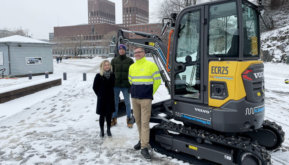 K. Baugerød Anlegg og Veidekke var først i verden med å bestille ny elektrisk kompaktgraver fra Volvo Construction Equipment. Tirsdag 19. januar 2021 ble den overlevert. Fra venstre: Sara Iselin Nysveen Bakke (Daglig leder, K. Baugerød Anlegg), Kai Baugerød (Formann, K. Baugerød Anlegg) og Kim Nymo (Distriktssjef, Volvo Maskin). Siste nytt fra Volvo CE nå, er at man kan konfigurere elektriske anleggsmaskiner, blant annet en slik ECR25 Electric, på nett.
