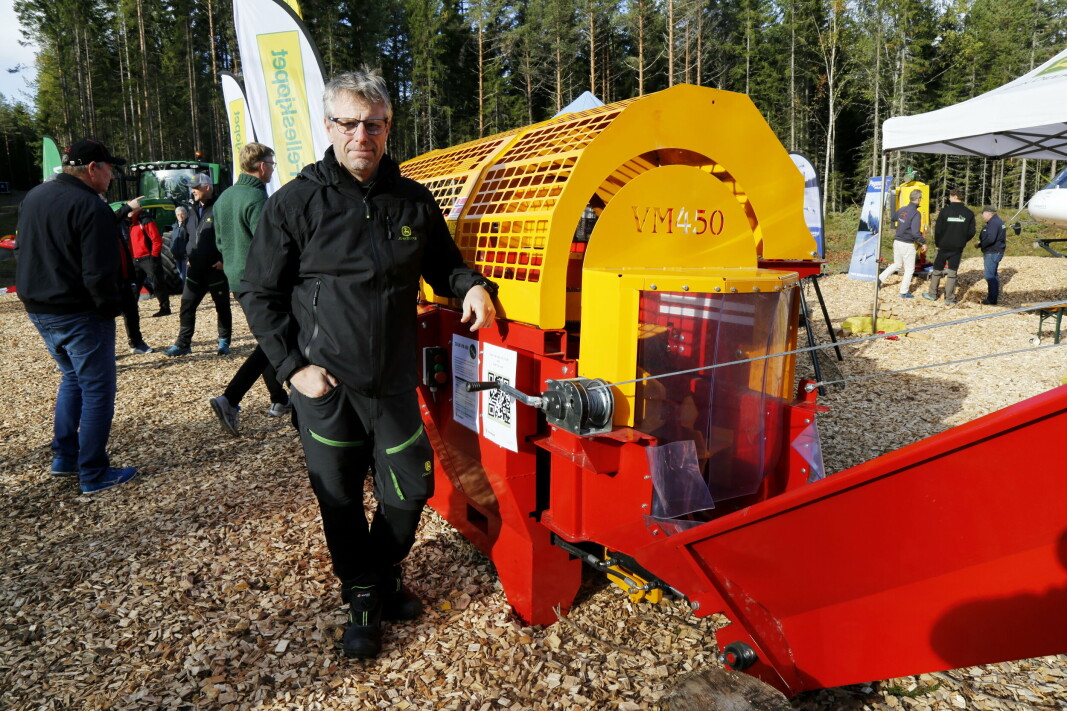 HELT NY: David Eik med prototypen på Duun VM 450 som har meget høy kapasitet. Dette er maskin for proffmarkedet. HELT NY: David Eik med prototypen på Duun VM 450 som har meget høy kapasitet. Dette er maskin for proffmarkedet.