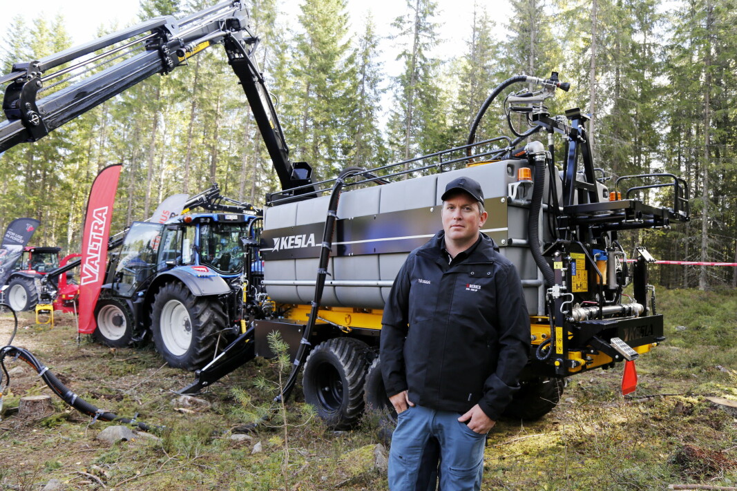 TO ER BYGGET: Den ene er levert til kunde i Sverige, og den andre er bak produktspesialist Nils Sand i Akershus Traktor. TO ER BYGGET: Den ene er levert til kunde i Sverige, og den andre er bak produktspesialist Nils Sand i Akershus Traktor.