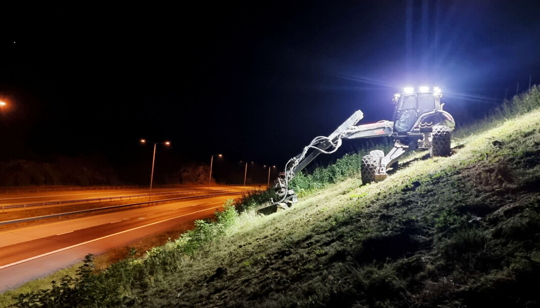 TESTPROSJEKT: Entreprenør Gunnar Arne Aarbakk og hans Menzi Muck M54C ble leid inn for å klippe de bratteste skråningene langs E18 syd for Drammen. Dette er et testprosjekt for å se hvordan de kan effektivisere driften. Foto: Aarbakk Maskin TESTPROSJEKT: Entreprenør Gunnar Arne Aarbakk og hans Menzi Muck M54C ble leid inn for å klippe de bratteste skråningene langs E18 syd for Drammen. Dette er et testprosjekt for å se hvordan de kan effektivisere driften. Foto: Aarbakk Maskin