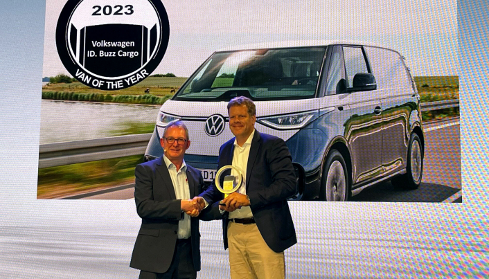 Juryformann Jarlath Sweeney (t.v.) overrakte trofeet til VWs nyttekjøretøysjef Carsten Intra i Hannover i kveld.