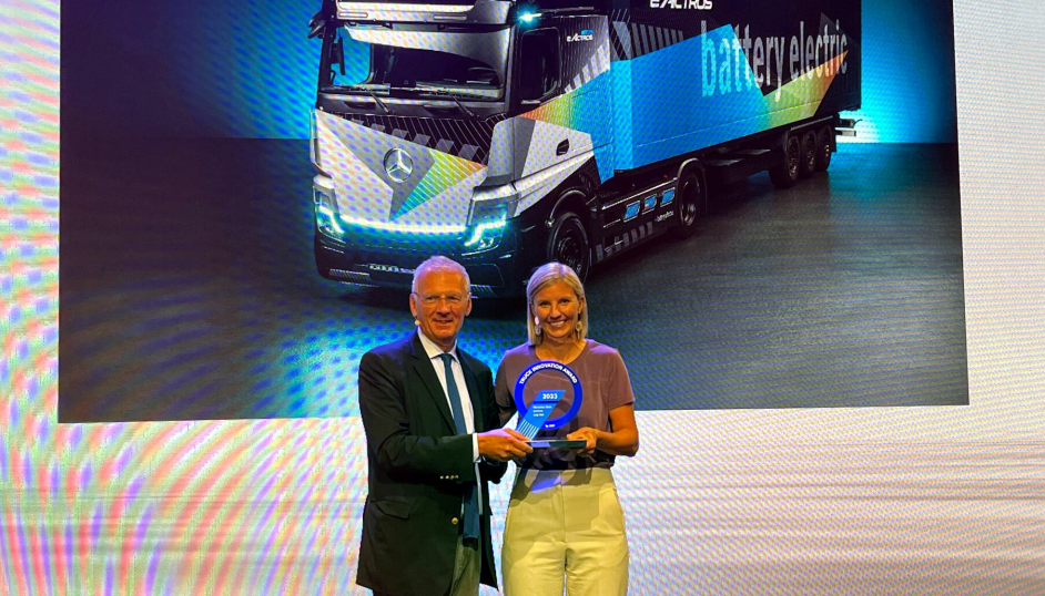 Juryformann Gianenrico Griffini overrakte Truck Innovation award 2023 til Sjefen for Mercedes-Benz Trucks, Karin Rådström, i Hannover i kveld i forbindelse med IAA Transportation.