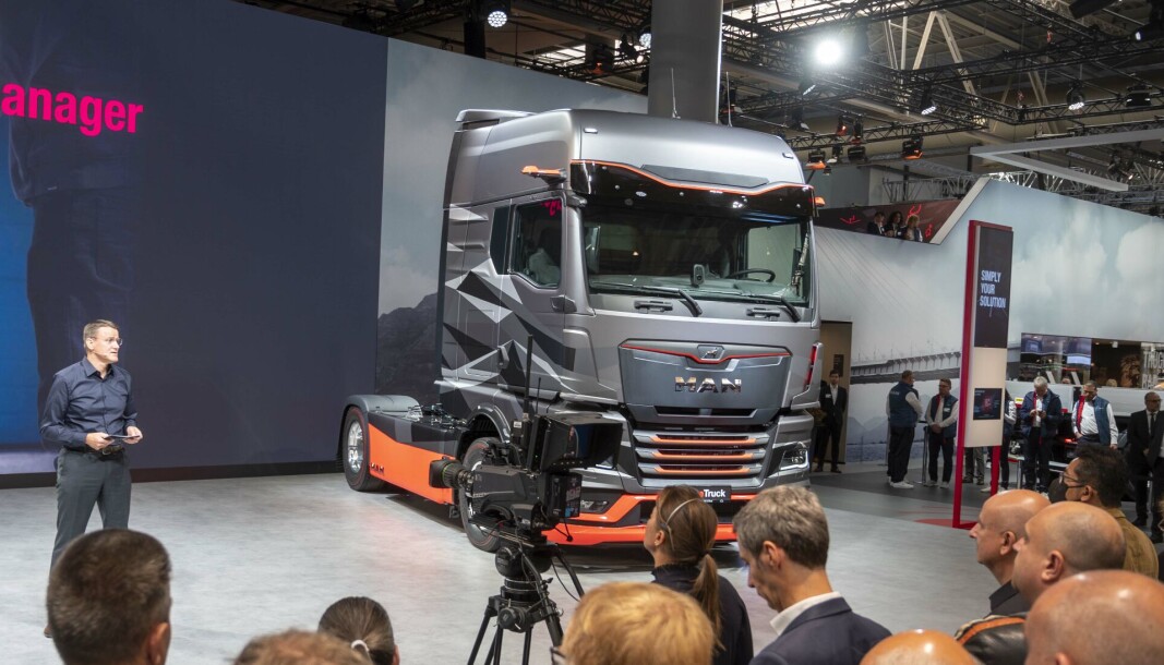 ELEKTRISK: I 2024 skal MAN begynne leveransene av sine eTruck. Den skal få en rekkevidde på mellom 600 og 800 kilometer. Prototypen viste MAN-sjef Alexander Vlaskamp frem på IAA. ELEKTRISK: I 2024 skal MAN begynne leveransene av sine eTruck. Den skal få en rekkevidde på mellom 600 og 800 kilometer. Prototypen viste MAN-sjef Alexander Vlaskamp frem på IAA.
