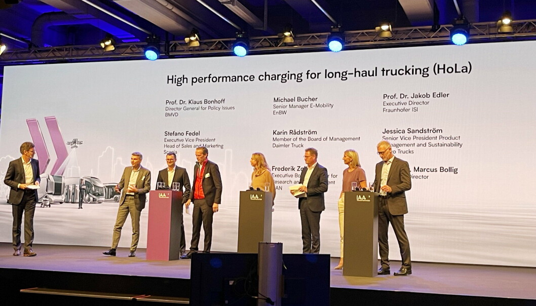 PANELDEBATT: Under en paneldebatt på IAA, deltok syv ledende bransjerepresentanter hvor de redegjorde for sine synspunkter om hvor bransjen står og hvilke punkter som må på plass for å gjennomføre det grønne transportskiftet. PANELDEBATT: Under en paneldebatt på IAA, deltok syv ledende bransjerepresentanter hvor de redegjorde for sine synspunkter om hvor bransjen står og hvilke punkter som må på plass for å gjennomføre det grønne transportskiftet.
