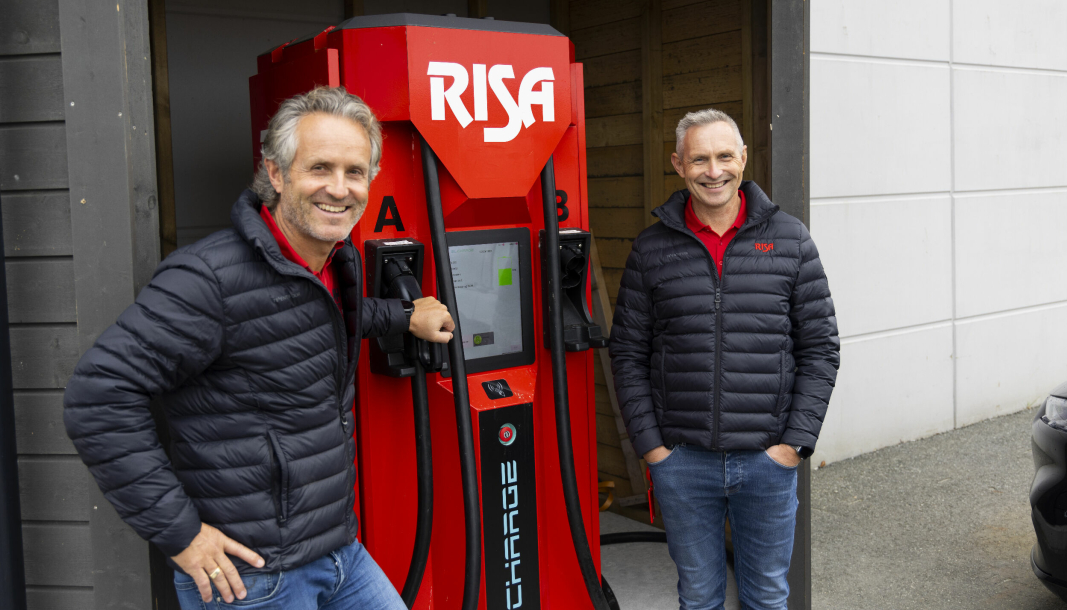 Bjørn Risa og Lars Rune Nygård, som leder elbilsatsingen i Risa, ved det nye anlegget.