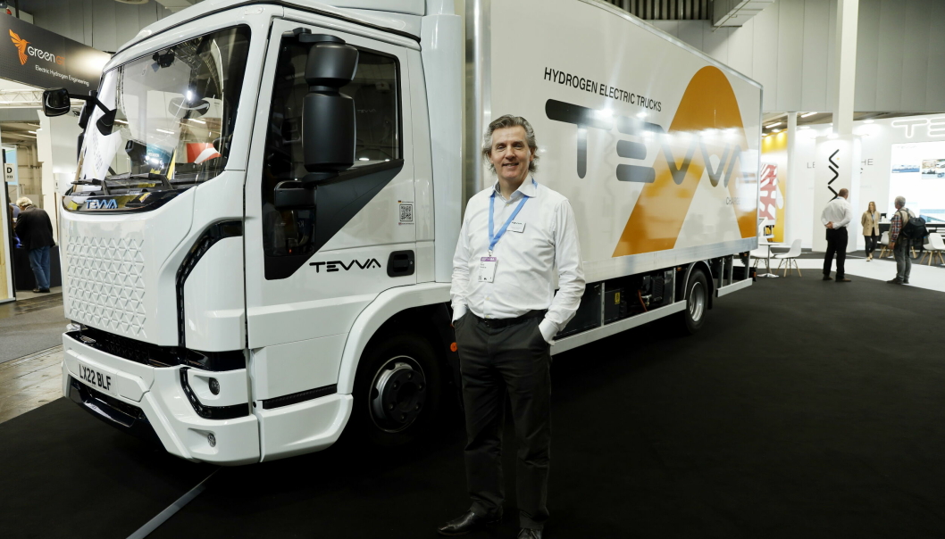 LANDEVEIEN: Direktør David Thackray med en Tevva 7,5 tonns batterihydrogen bil. Denne skal han selv kjøre tilbake til UK etter at messen er over.