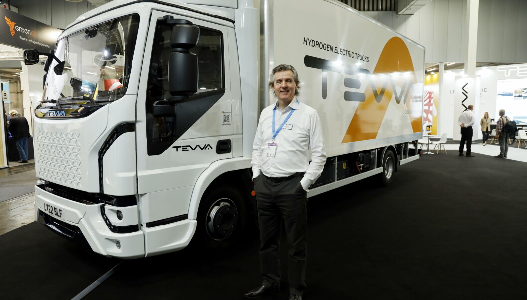 LANDEVEIEN: Direktør David Thackray med en Tevva 7,5 tonns batterihydrogen bil. Denne skal han selv kjøre tilbake til UK etter at messen er over. LANDEVEIEN: Direktør David Thackray med en Tevva 7,5 tonns batterihydrogen bil. Denne skal han selv kjøre tilbake til UK etter at messen er over.