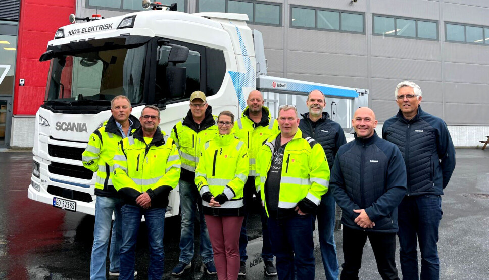 Fra venstre: Lærerteamet fra Sam Eyde: Avdelingsleder Transport, Ivar Flageborg, Alf Børre Fredriksen, Bjørn Møller Andersen, Maylinn Bie-Evensen, Lars Henrik Sandnæs og Geir-Olav Andresen. Fra Scania: Trond Bjørnå, distriktssjef på Scania Arendal, Geir Christoffersen, selger, og Arild Netland, regionleder salg.