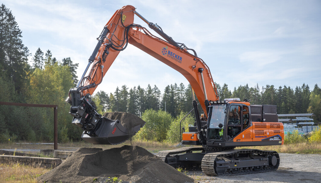 FØRSTE: Dette er første skuffa med masser som fylles med den batterielektriske 300-beltegraveren fra Doosan. FØRSTE: Dette er første skuffa med masser som fylles med den batterielektriske 300-beltegraveren fra Doosan.