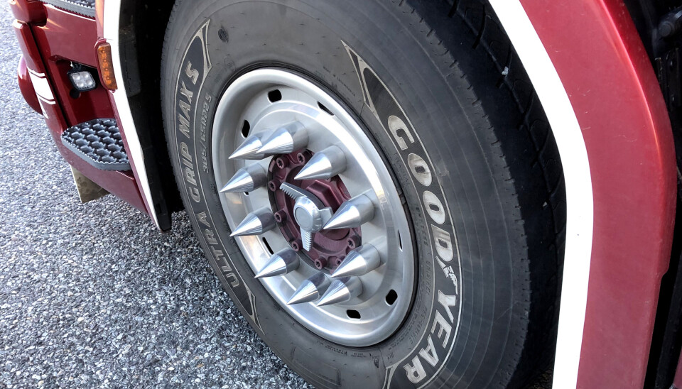 Disse spisse mutterhettene måtte fjernes fra denne svenske tungbilen da den havnet i kontroll på Romerike denne uken.