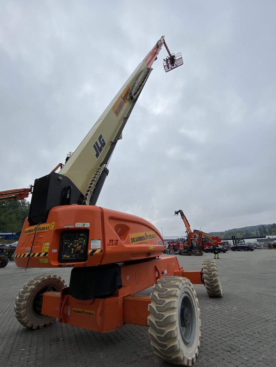 Høydefølelsen er stor i Drammen Liftutleie, om det er 50 eller 70 meter til værs. Foto: Per Dagfinn Wolden