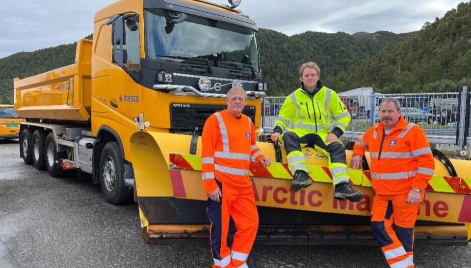 Ytre Nordmøre-kontrakten: Egil Halås, prosjektleder i Mesta (til venstre) sammen med byggeleder Tor Håkon Taraldsen i Møre og Romsdal fylkeskommune og Kjell Inge Hatle, anleggsleder i Mesta.