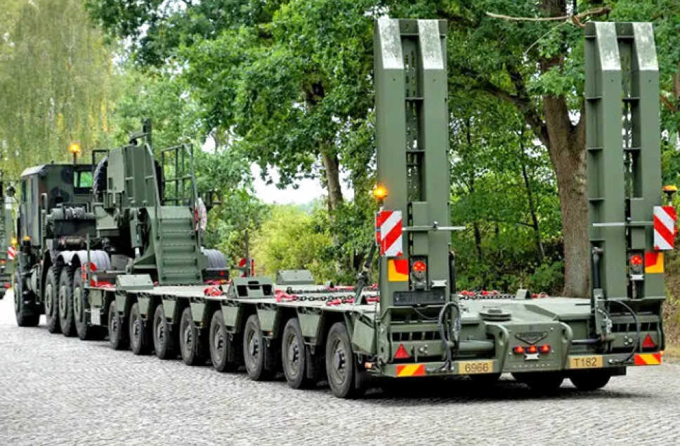 Nederlandske Broshuis B.V. skal levere 466 semitrailere til det amerikanske forsvaret. De trekkes av Oshkosh-trekkvogner.