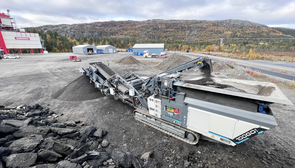 FØRSTE I NORD: Anleggsgruppen AS har levert et par-tre av Rubblemaster 100GO Hybrid, men kun ett i Nord-Norge. Dette eies av Rox Maskin AS fra Alta. Her på oppdrag for Veidekke.