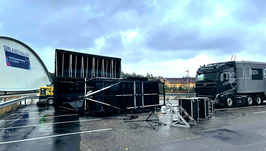 Det gikk galt i vindkastene på morgenen ved Sørlandshallen i Kristiansand. Volvo-vogntoget står trygt, men en bilhenger veltet (ikke Volvo sin).