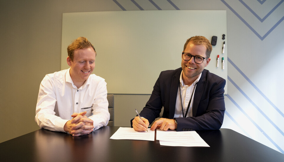 Michael Curtis i Loopfront og Benjamin Raugland i Fremtind signerer avtalen.