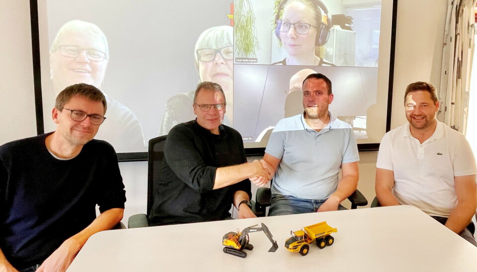 SIGNERING: Det var god stemning under signeringen. Her er prosjektleder Trygve Håland (f.v.), Jan Helge Egeland prosjektleder i Statens vegvesen, Petter Hedland og Bernt Olav Holen er henholdsvis anleggsleder og daglig leder i Repstad Anlegg AS. Foto: Samir Kolukcija/Statens vegvesen SIGNERING: Det var god stemning under signeringen. Her er prosjektleder Trygve Håland (f.v.), Jan Helge Egeland prosjektleder i Statens vegvesen, Petter Hedland og Bernt Olav Holen er henholdsvis anleggsleder og daglig leder i Repstad Anlegg AS. Foto: Samir Kolukcija/Statens vegvesen