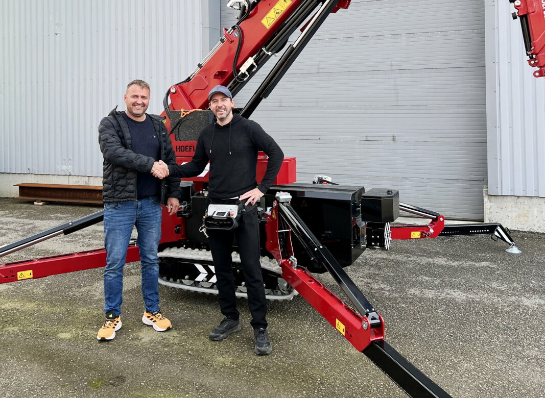 AVTALE: Ronny Veum fra Stord Maskin Invest (t.v.) og Gantic-selger Preben Thorsen under overleveringen. Hoeflon C6-minikranen bak. AVTALE: Ronny Veum fra Stord Maskin Invest (t.v.) og Gantic-selger Preben Thorsen under overleveringen. Hoeflon C6-minikranen bak.