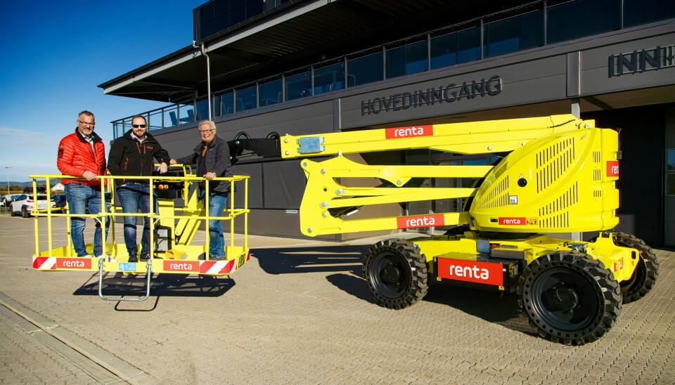 SKINNER: Fargen er ikke tilfeldig valgt når Renta som første utleieselskap i Skandinavia tilbyr eldrevne bomlifter for tunnel. I mørket skal nemlig Airo-liften skinne. Fra venstre: Salgssjef Ole Heie for Rentas samferdselsavdeling, prosjektansvarlig Espen Wie i Renta og salgsansvarlig Owe Hegre i Scanlift Maskin. Foto: Børre Helgerud
