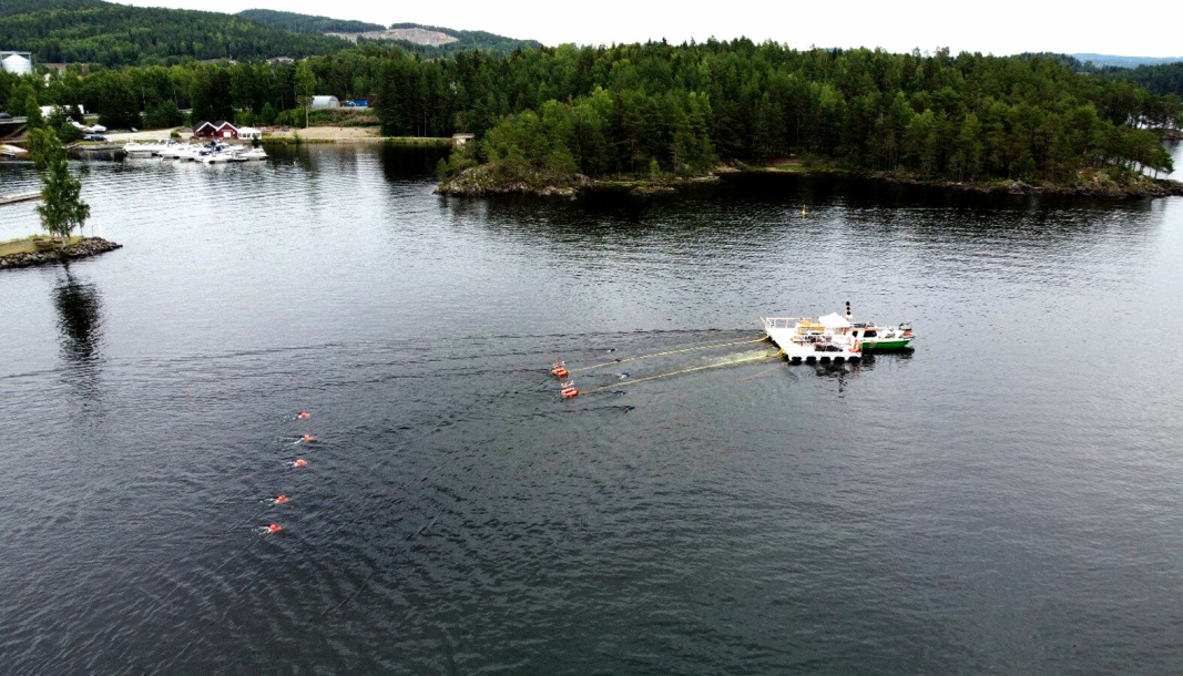Med båt, kabler med sensorer og to seismiske kilder kartlegges bunnen av Mjøsa i området der E6 skal krysse innsjøen via nye Mjøsbrua.
