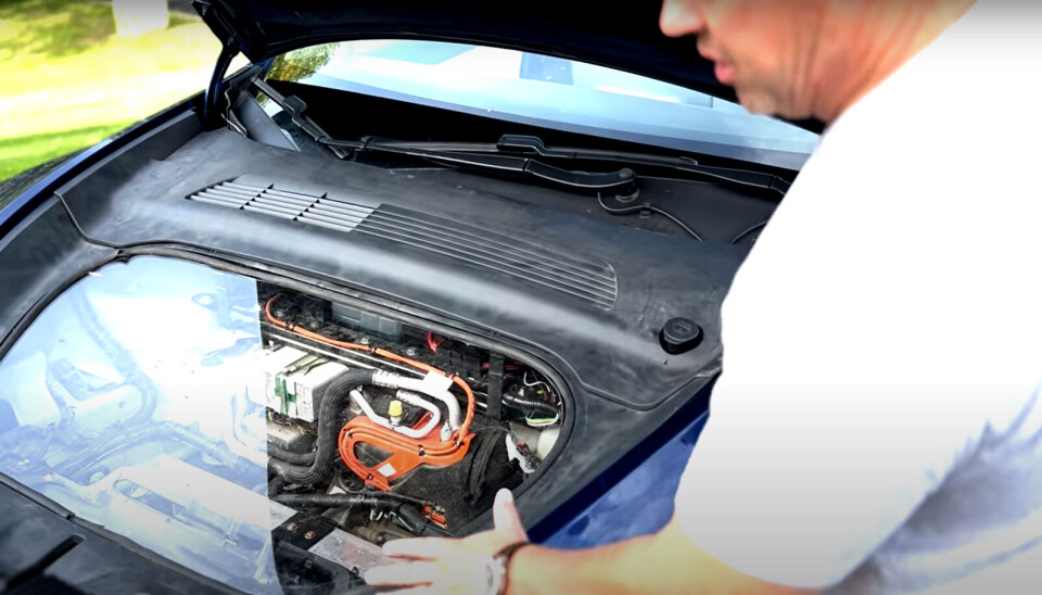 Bilde fra Youtube-videoen, der Campbell viser ombyggingen som er gjort under panseret på Tesla Y-en hans.