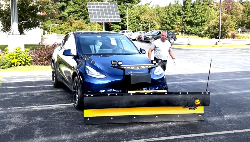 Packy Campbell i New Hampshire i USA har skaffet seg en Tesla Y brøytebil.