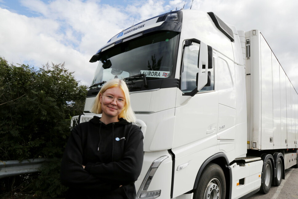 UTE PÅ TUR: Aurora Karlsen med sin Volvo FH540 semi på truckstoppen på Berger like nord for Oslo. Turen i september var hennes første til hovedstaden.