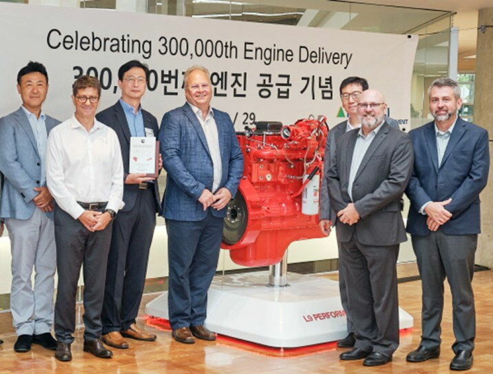 MARKERING: Ansatte hos Cummins og Hyundai CE markerer kommende 300.000-jubileum.