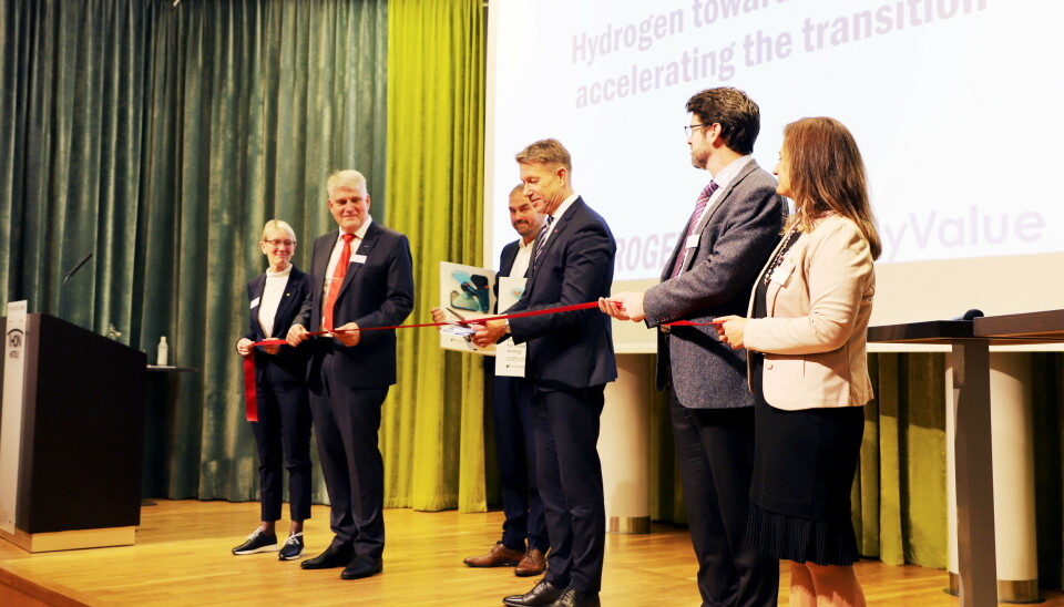 ÅPNINGEN: Anne Borg (f.v.), NTNU, Nils Røkke, HYROGENi/Sintef, Rune Volla, Forskningsrådet, Olje- og energiminister Terje Aasland, Fionn Iversen, HyValue/Norge og Pinar Heggernes. UiB. (Foto: SINTEF)
