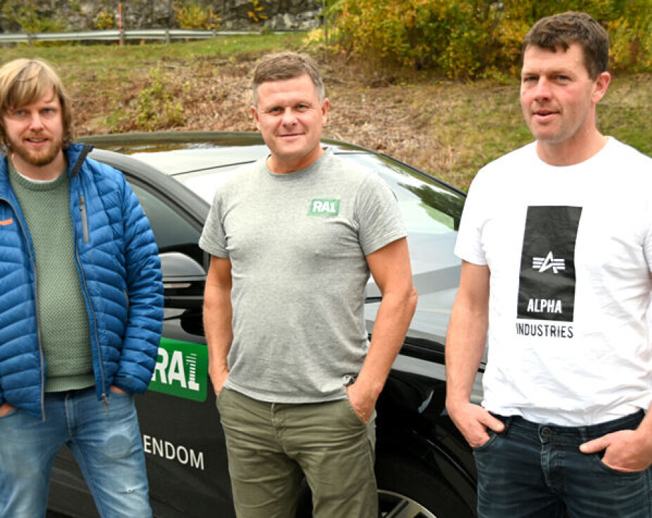 Fra venstre: Helge Andersen Byggland (daglig leder og eier i Morgedal Entreprenør), Geir Nesland Nilsen (daglig leder i Ra1 Gruppen) og Bjørn Tore Andersen (eier i Morgedal Entreprenør).