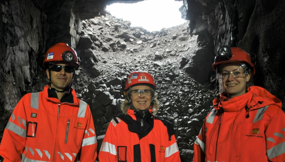 Prosjektleder May Bente Hiim Sindre flankert av tekniske byggeledere tunnel Geir Brevik og Lovisa König etter første tunnelgjennomslag på E16 Bjørum–Skaret.
